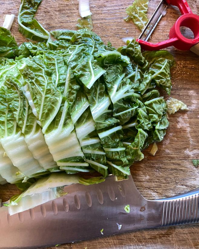 Kimchi z mladého česneku už je naložené! Jeden z mých nejoblíbenějších způsobů, jak zpracovat mladý česnek. Jeste bude...